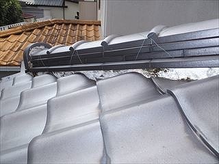 岐阜市で劣化によりカビが生え、割れや剥離が起きていた。鬼瓦の裏側も漆喰が剥がれていました